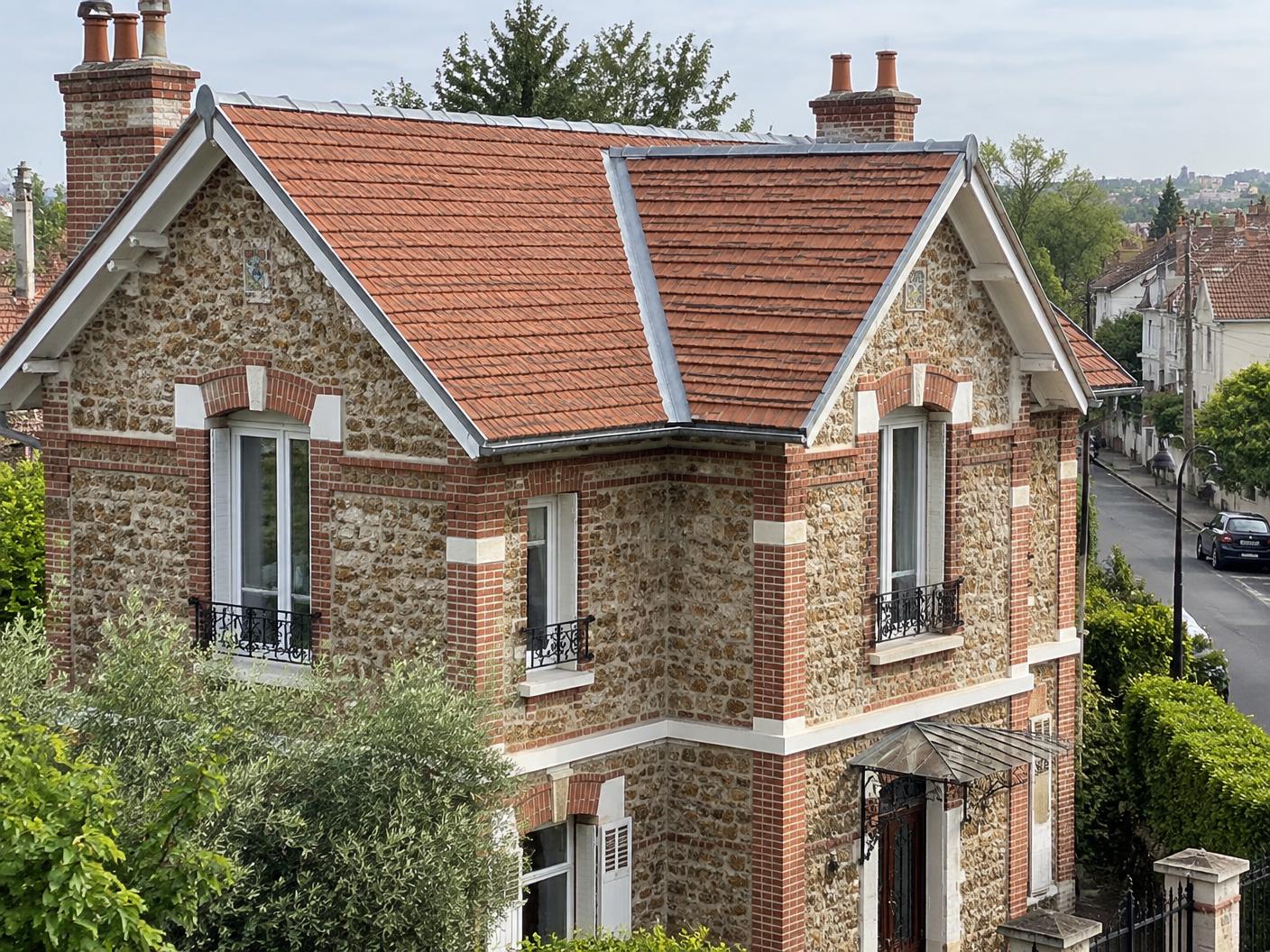 Maison en meulière du Val-de-Marne avec une toiture en tuiles plates refaite à neuf